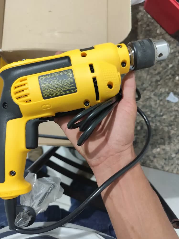 foto de Furadeira de Impacto 13mm 750W DEWALT DWD502 Com Velocidade Variável e Reversível
