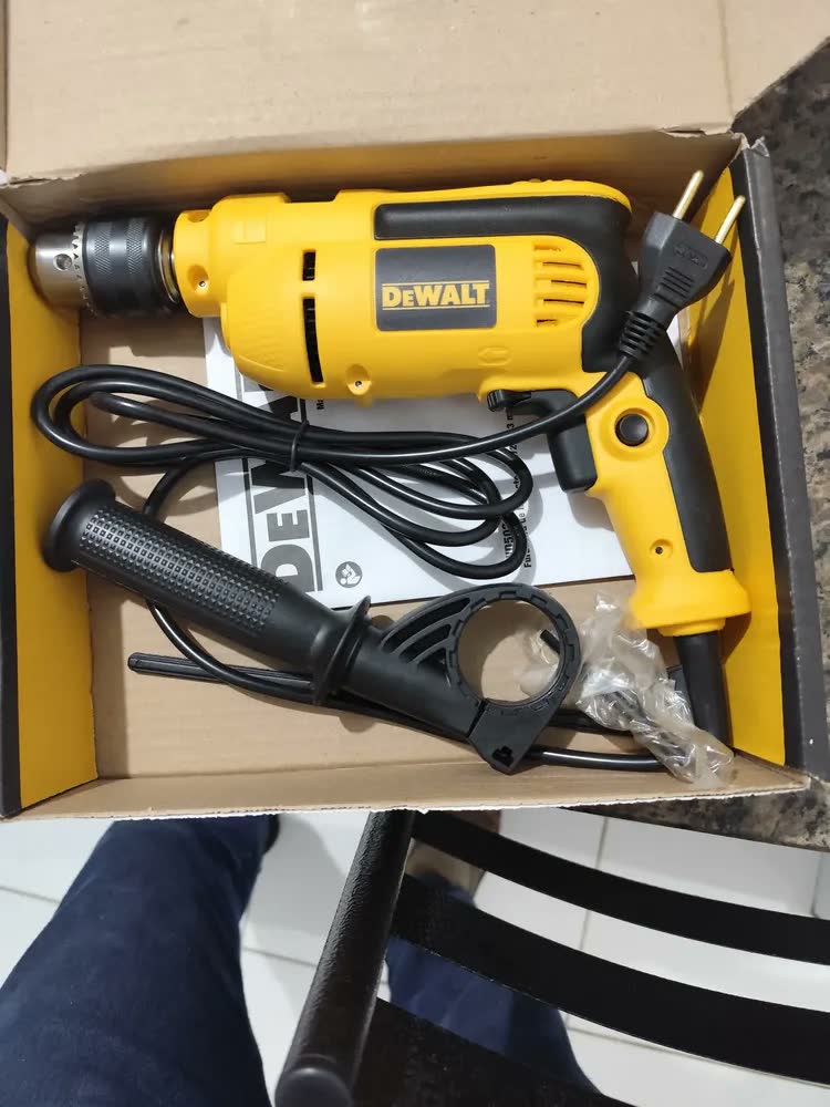 foto de Furadeira de Impacto 13mm 750W DEWALT DWD502 Com Velocidade Variável e Reversível