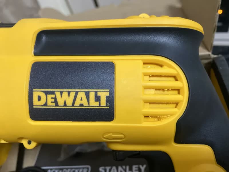 foto de Furadeira de Impacto 13mm 750W DEWALT DWD502 Com Velocidade Variável e Reversível
