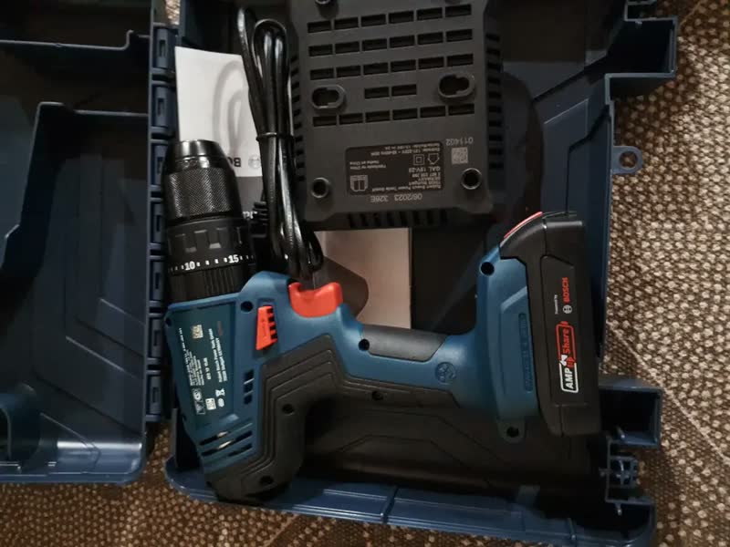foto de Furadeira E Parafusadeira De Impacto 1/2 Gsb 183 Li Com Carregador Bateria E Maleta Bosch