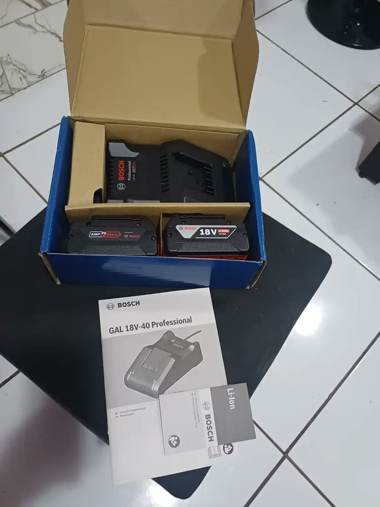 foto de Kit Bosch 2 Baterias GBA 18V 4Ah + Carregador GAL 18V-40