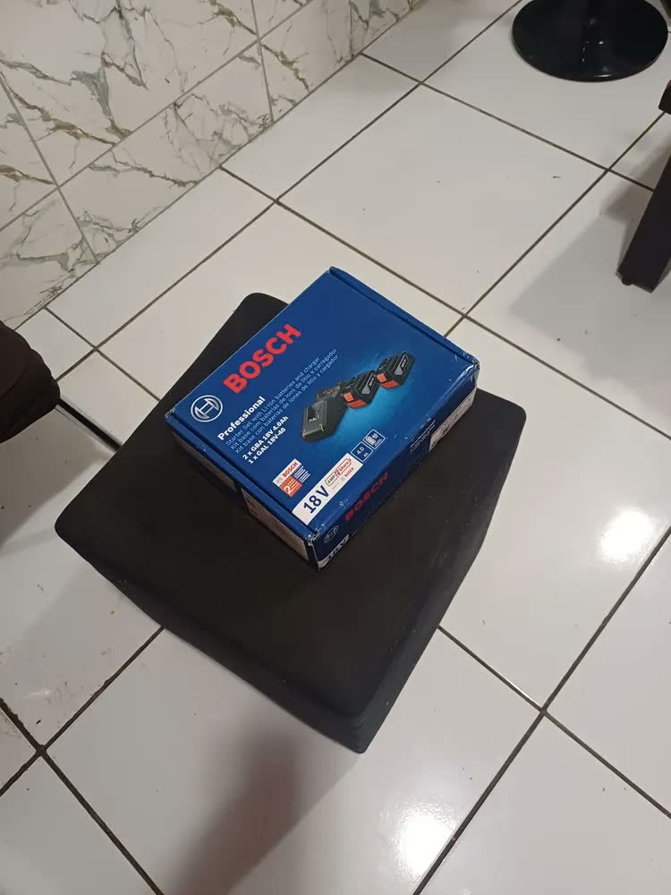 foto de Kit Bosch 2 Baterias GBA 18V 4Ah + Carregador GAL 18V-40