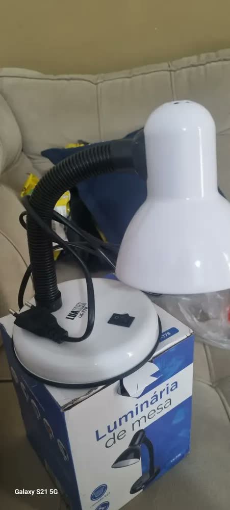 foto de Luminária Mesa Bivolt Abajur Articulada Quarto Escritório