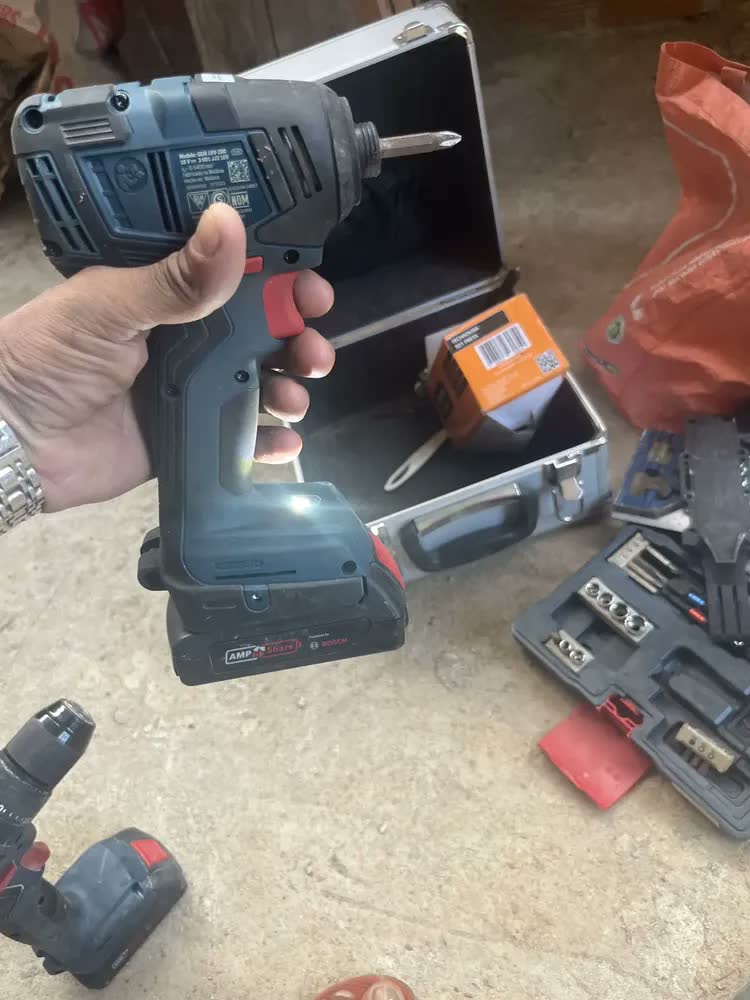 foto de Combo Furadeira GSB 185-LI + Chave Impacto GDR 200 Bosch Azul