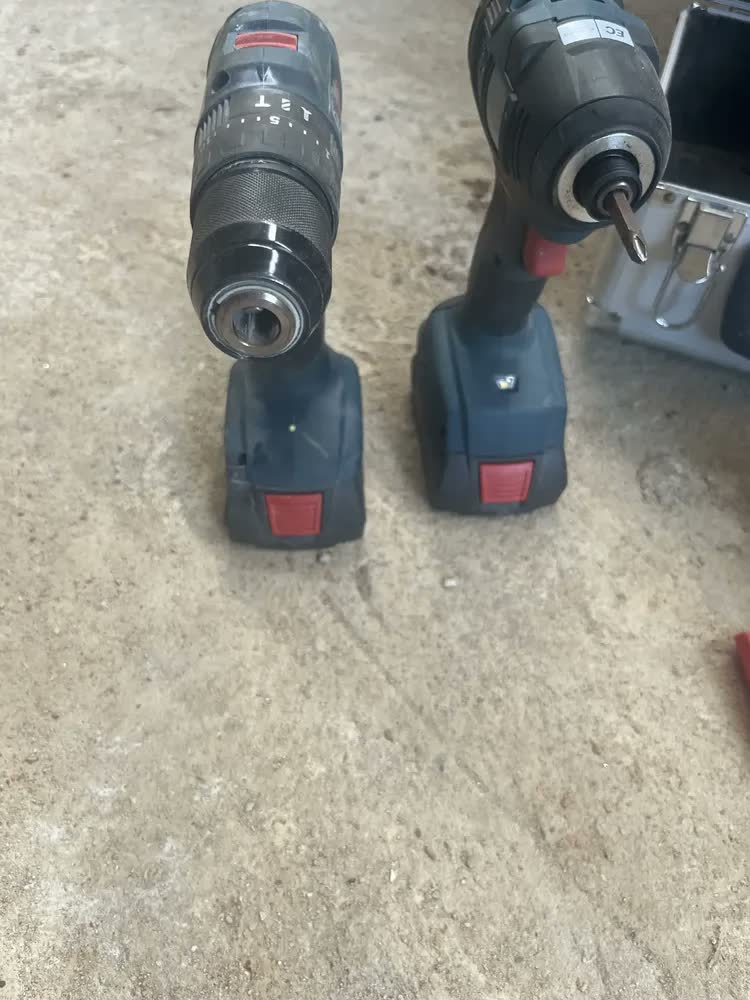 foto de Combo Furadeira GSB 185-LI + Chave Impacto GDR 200 Bosch Azul