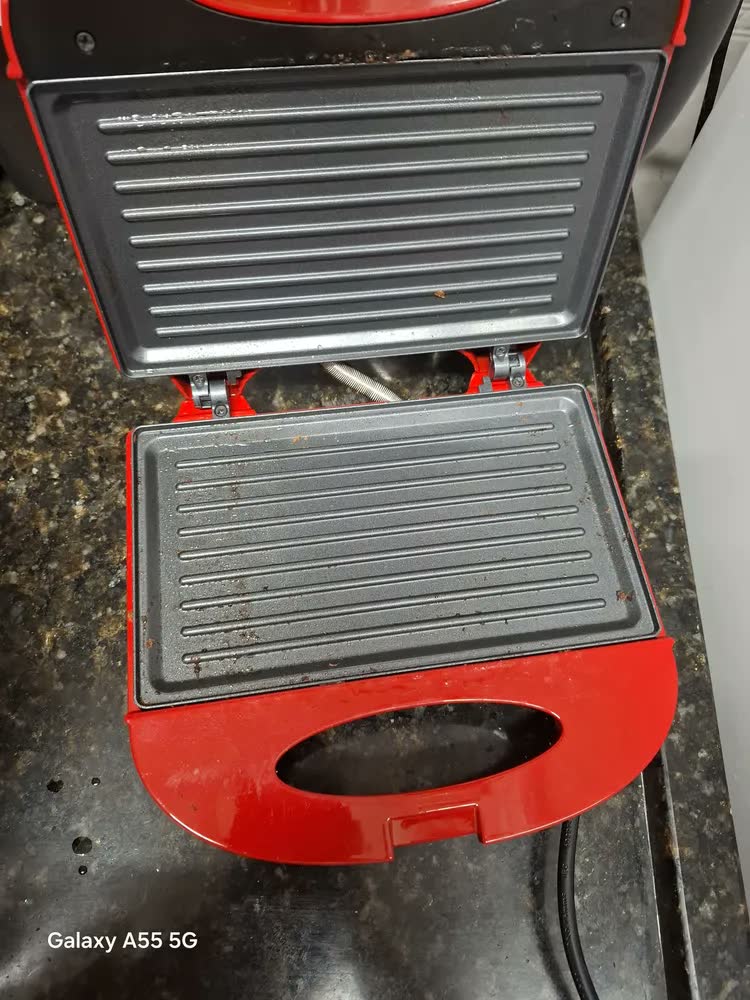 foto de Sanduicheira Grill 2 Em 1 Kian Preta Elétrica 750w Cor Preto,Seu Mixto Quente Ultra Rápido, e Outros Petiscos