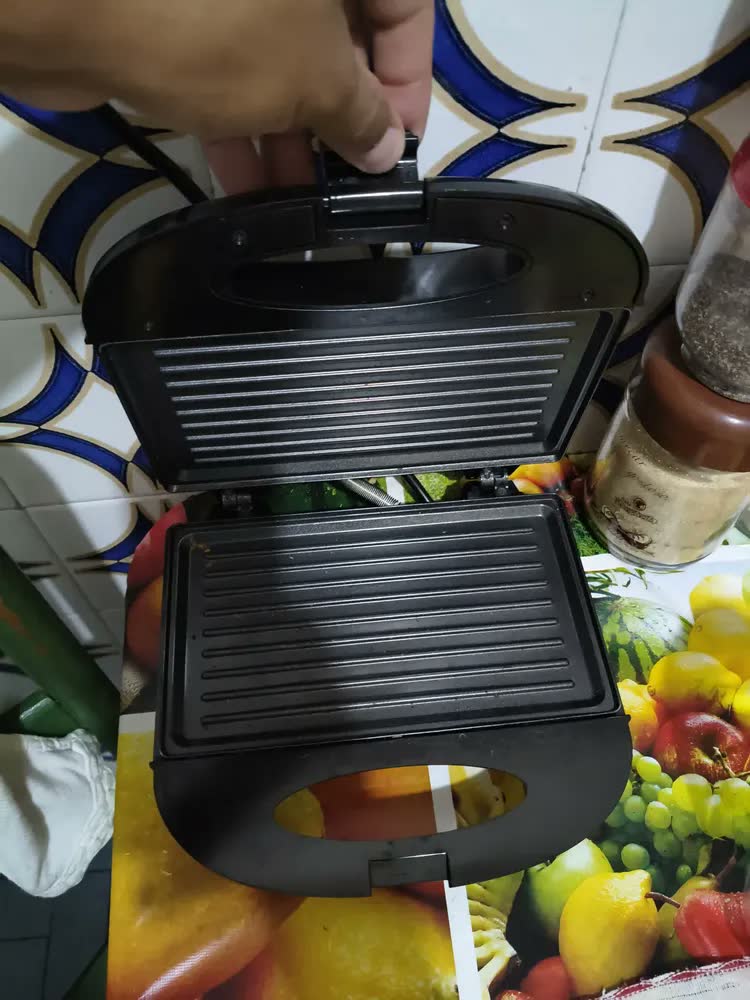 foto de Sanduicheira Grill 2 Em 1 Kian Preta Elétrica 750w Cor Preto,Seu Mixto Quente Ultra Rápido, e Outros Petiscos