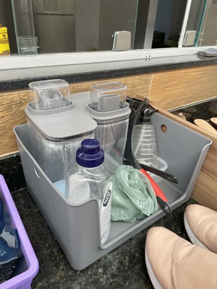foto de Cesto Organizador Flow Abertura Frontal 16L Chumbo CFW1000CHF OU Plástico Resistente Multiuso Para Roupas Produtos de Limpeza Alimentos Brinquedos Papel Higiênico Armário Prateleira