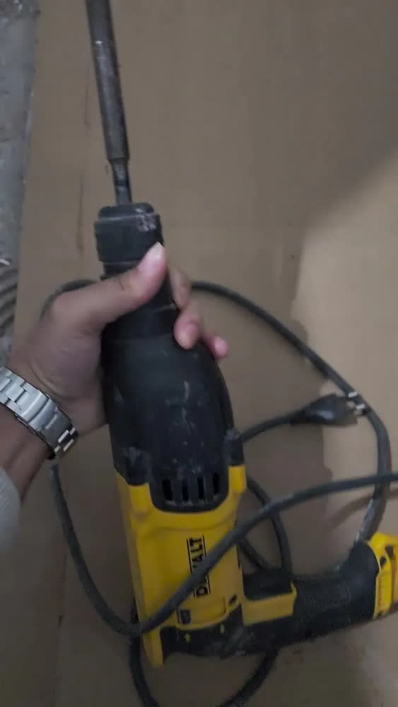 foto de Martelete Combinado Sds 800w D25133k Dewalt + Kit Completo Cor Amarelo