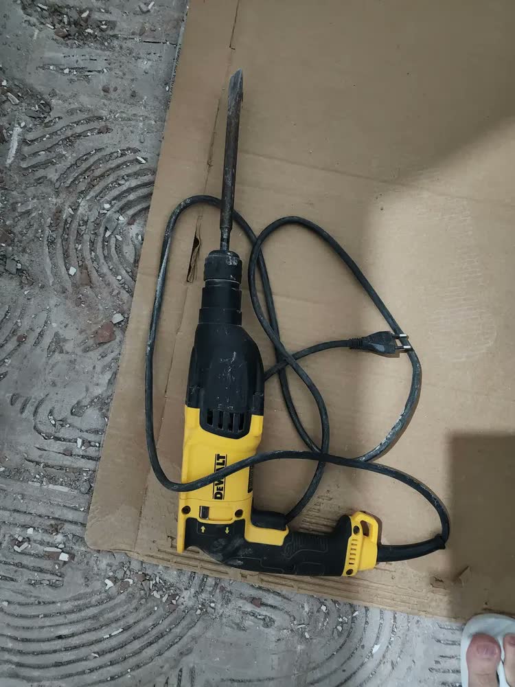foto de Martelete Combinado Sds 800w D25133k Dewalt + Kit Completo Cor Amarelo