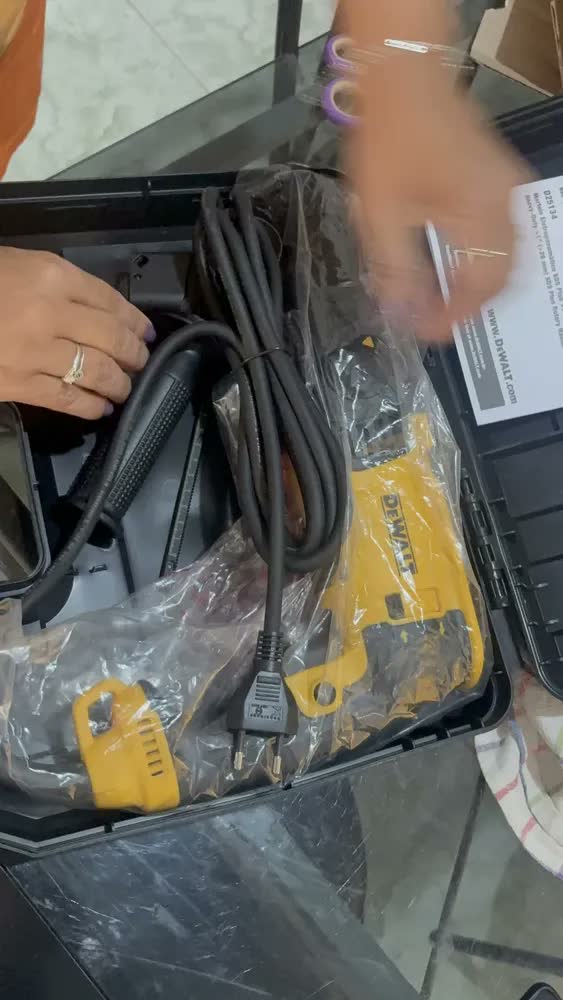 foto de Martelete Combinado Sds 800w D25133k Dewalt + Kit Completo Cor Amarelo