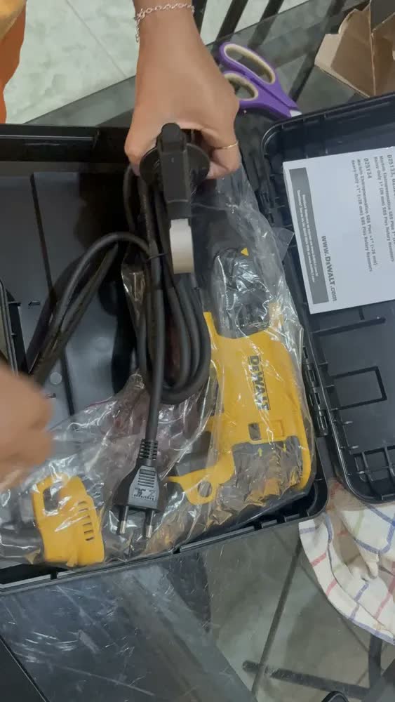 foto de Martelete Combinado Sds 800w D25133k Dewalt + Kit Completo Cor Amarelo