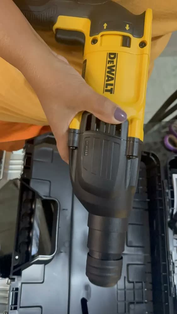 foto de Martelete Combinado Sds 800w D25133k Dewalt + Kit Completo Cor Amarelo