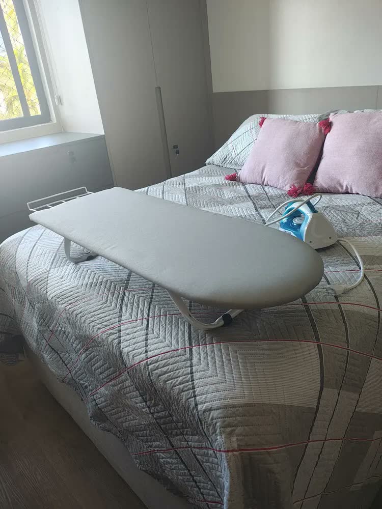 foto de Tabua Mesa Passar Roupa Dobrável Portátil Cama Porta Ferro