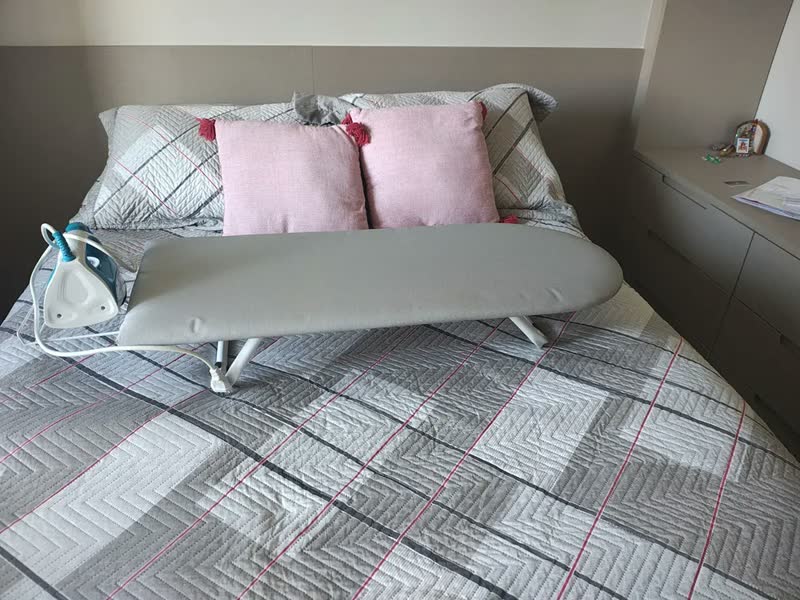 foto de Tabua Mesa Passar Roupa Dobrável Portátil Cama Porta Ferro