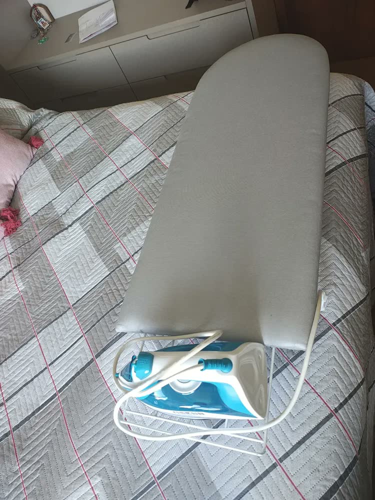 foto de Tabua Mesa Passar Roupa Dobrável Portátil Cama Porta Ferro