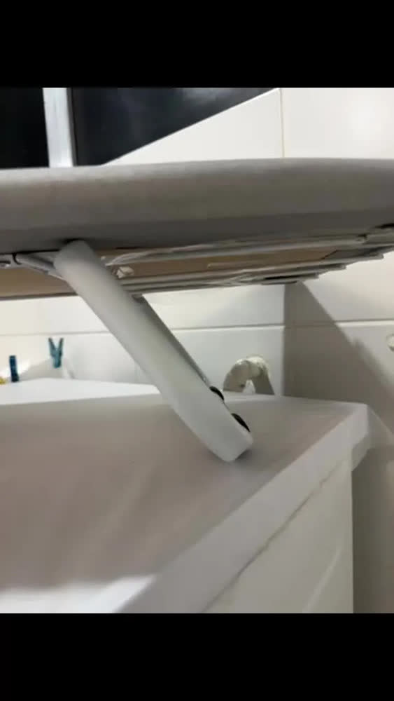 foto de Tabua Mesa Passar Roupa Dobrável Portátil Cama Porta Ferro