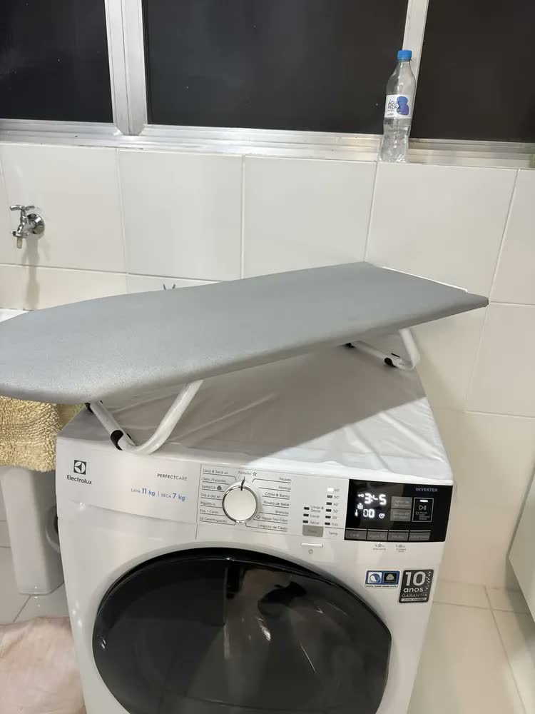 foto de Tabua Mesa Passar Roupa Dobrável Portátil Cama Porta Ferro