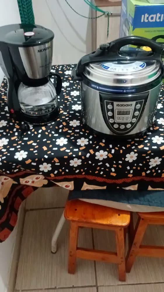 foto de Panela De Pressão Elétrica Midi 5l Inox Com Preto Itatiaia