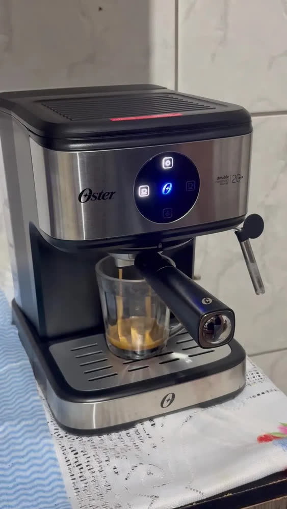 foto de Cafeteira Espresso Double Digital Oster Cor Prateado/Preto