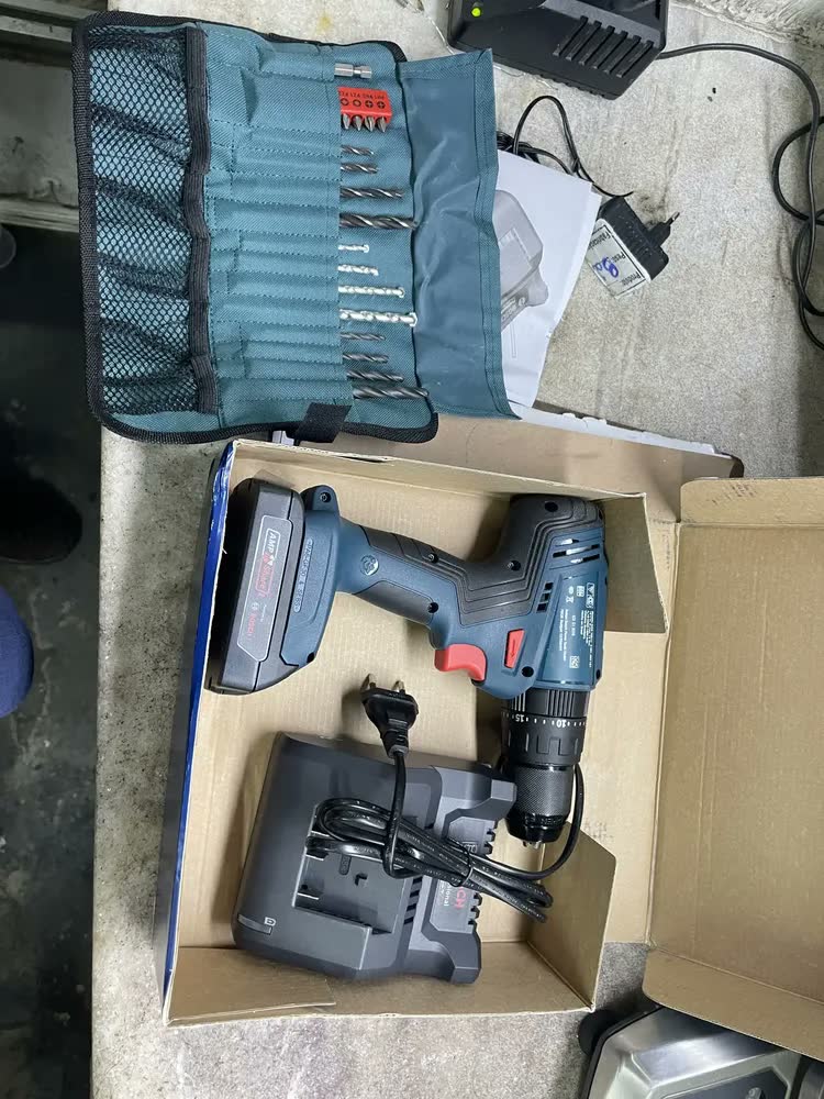 foto de Kit Furadeira Parafusadeira Impacto Sem Fio Bosch GSB 183-LI Cor Azul Frequência 50 Hz / 60 Hz
