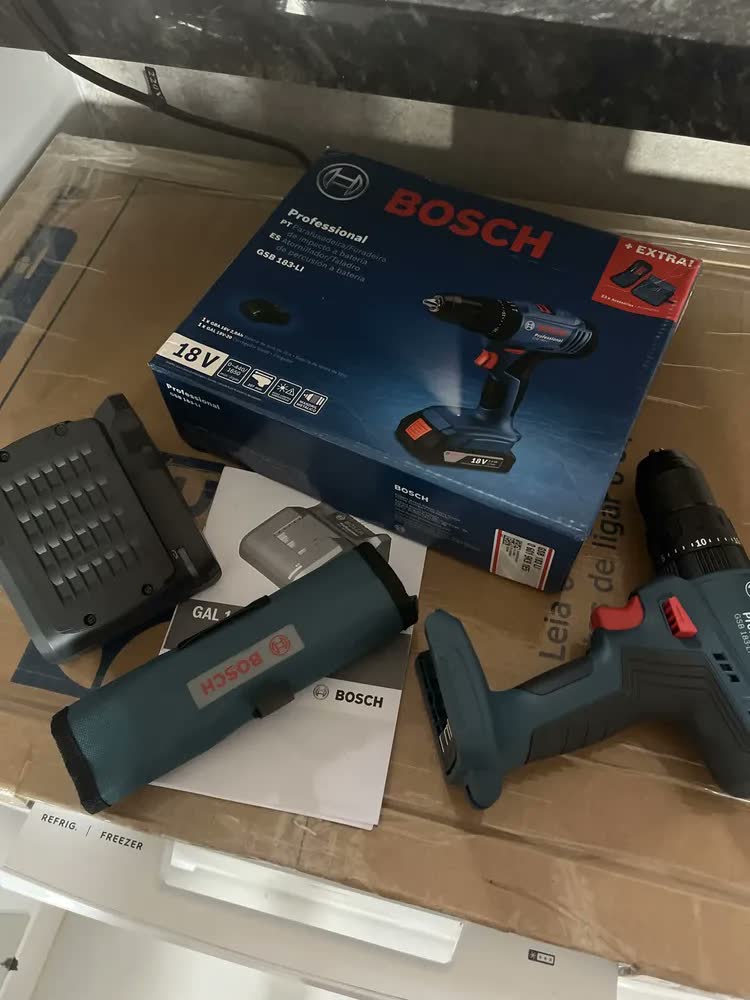 foto de Kit Furadeira Parafusadeira Impacto Sem Fio Bosch GSB 183-LI Cor Azul Frequência 50 Hz / 60 Hz