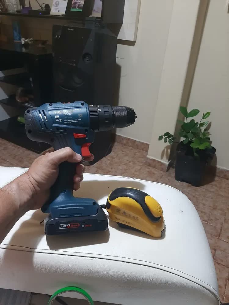 foto de Kit Furadeira Parafusadeira Impacto Sem Fio Bosch GSB 183-LI Cor Azul Frequência 50 Hz / 60 Hz