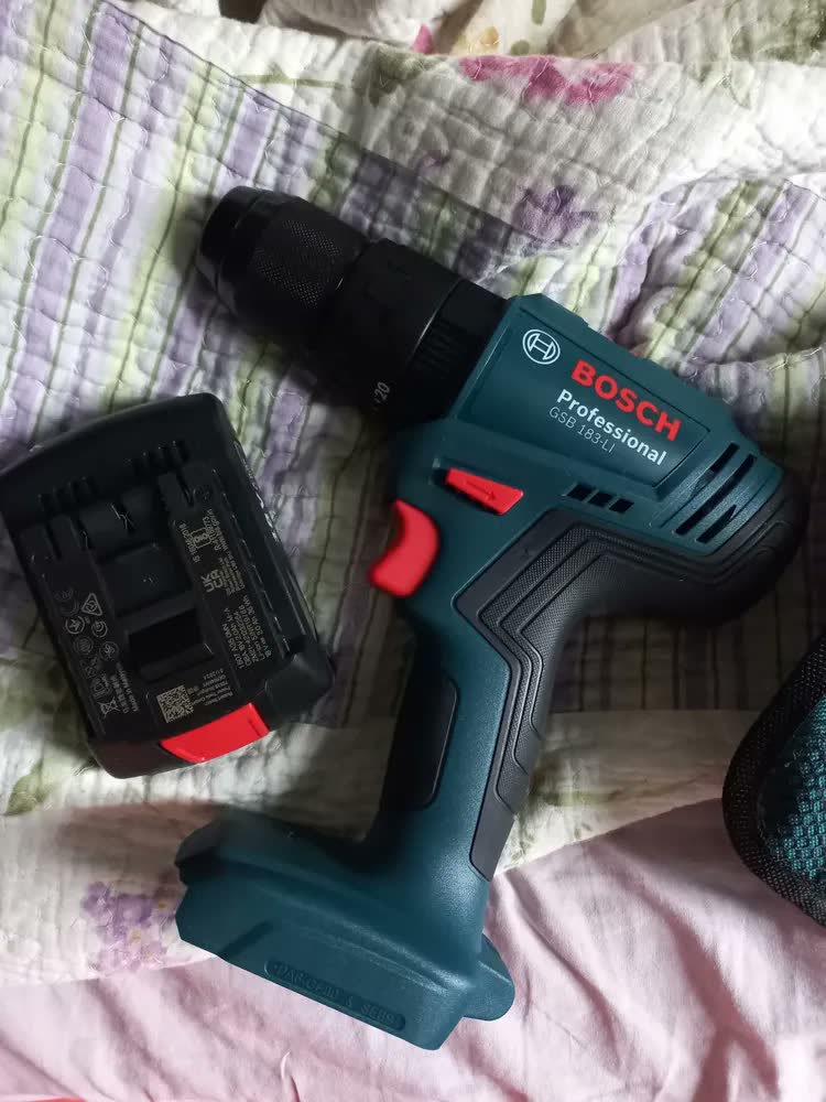 foto de Kit Furadeira Parafusadeira Impacto Sem Fio Bosch GSB 183-LI Cor Azul Frequência 50 Hz / 60 Hz