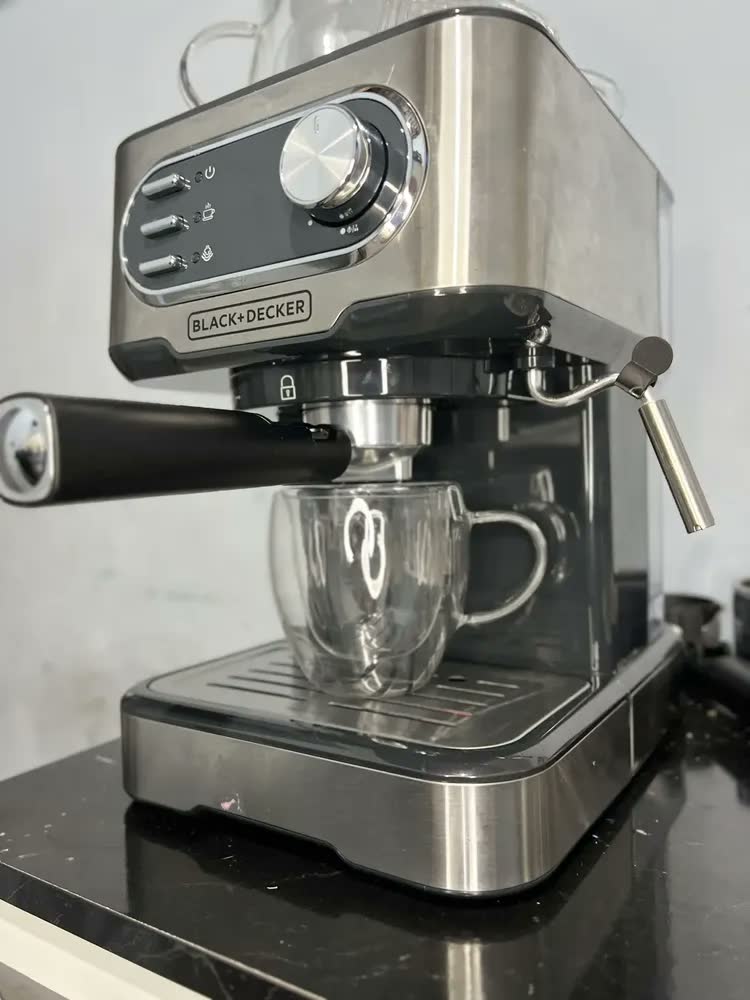 foto de Cafeteira Elétrica Black Decker Modelo CE1100G Até 2 Xícaras Simultâneas e Cápsulas Nespresso e Dolce Gusto