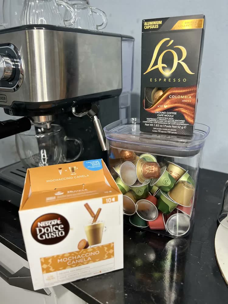 foto de Cafeteira Elétrica Black Decker Modelo CE1100G Até 2 Xícaras Simultâneas e Cápsulas Nespresso e Dolce Gusto