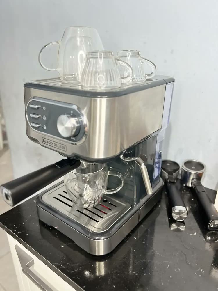 foto de Cafeteira Elétrica Black Decker Modelo CE1100G Até 2 Xícaras Simultâneas e Cápsulas Nespresso e Dolce Gusto