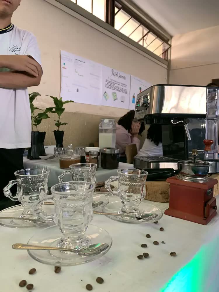 foto de Cafeteira Elétrica Black Decker Modelo CE1100G Até 2 Xícaras Simultâneas e Cápsulas Nespresso e Dolce Gusto