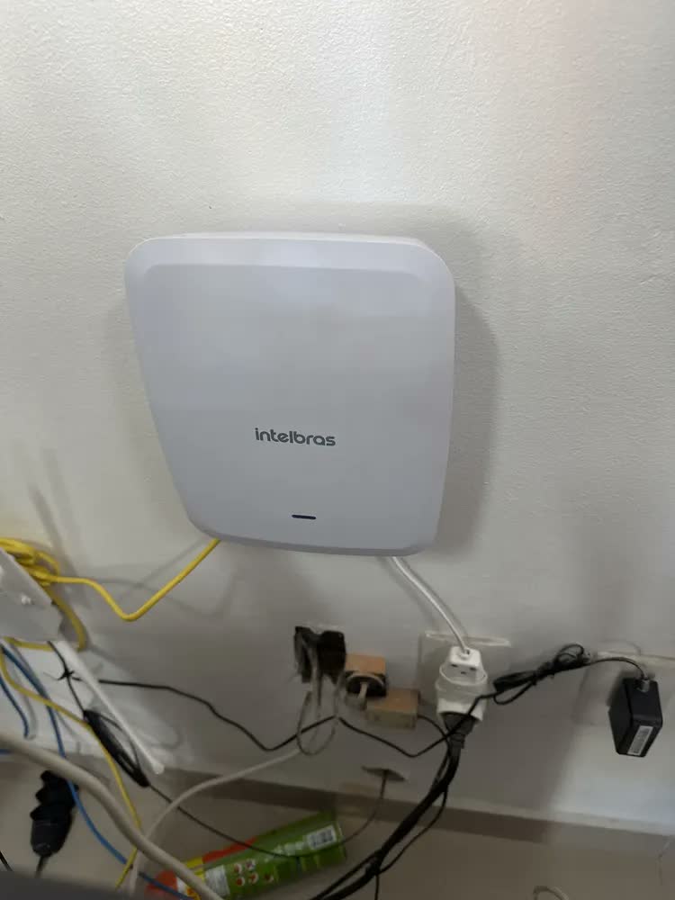 foto de Central de Alarme Wi-fi Sem Fio Intelbras AMT 8000 Pro Branco com Sirene Integrada
