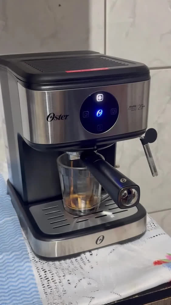 foto de Cafeteira Espresso Double Digital Oster Cor Aço escovado e Preto