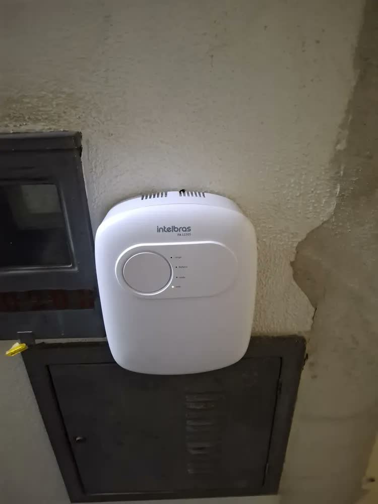 foto de Fonte Fa 1220 S Ininterrupta Para Eletroimã Intelbras Cor Branco