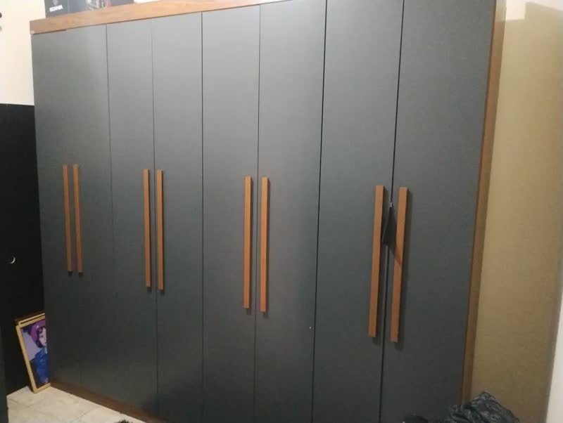 foto de Guarda Roupa Casal Grande Master New 8 Portas 4 Gavetas Cor Jatoba/Grafite
