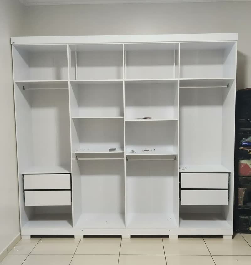 foto de Guarda Roupa Casal Grande Master New 8 Portas 4 Gavetas Cor Jatoba/Grafite