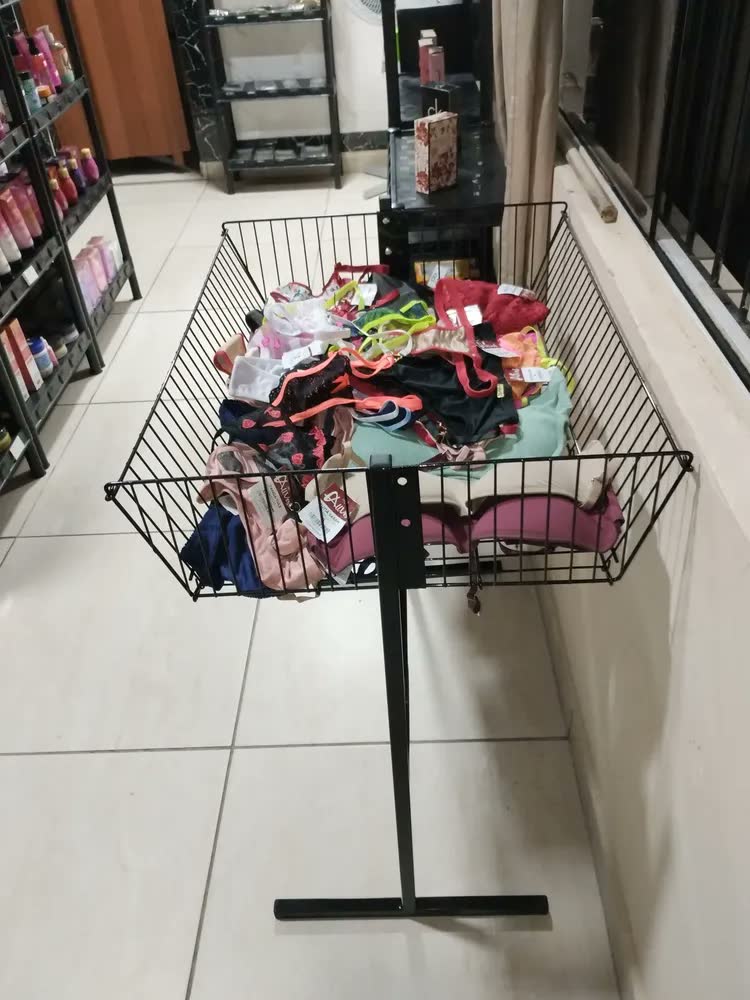 foto de Banca De Ofertas Aramada Expositor P/ Loja Cesto Cor Preto