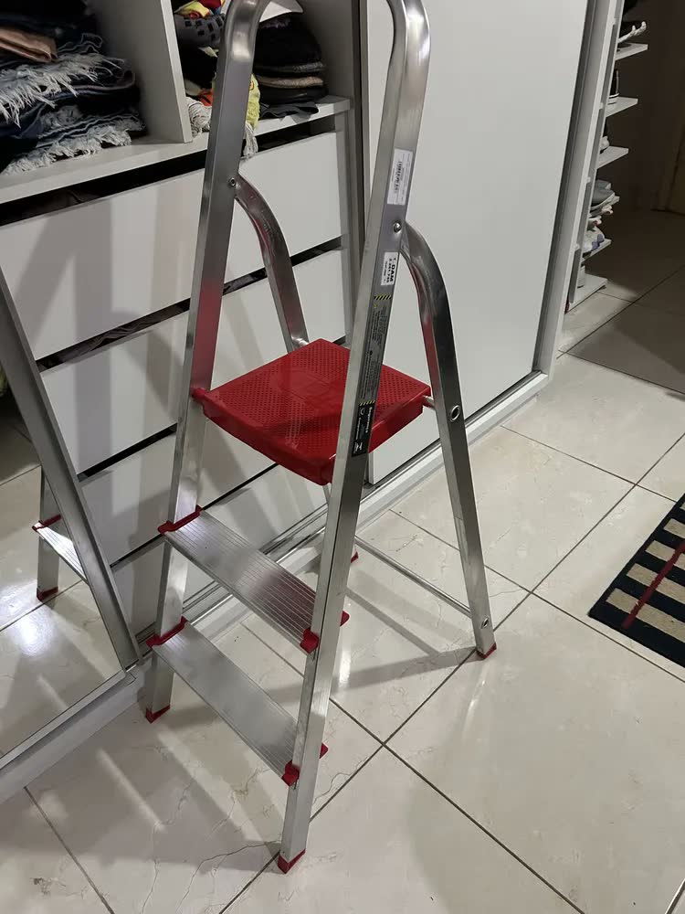 foto de Escada De Alumínio Dobrável Compacta com 3 Degraus - Botafogo - Leve e Resistente