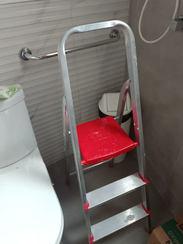 foto de Escada De Alumínio Dobrável Compacta com 3 Degraus - Botafogo - Leve e Resistente