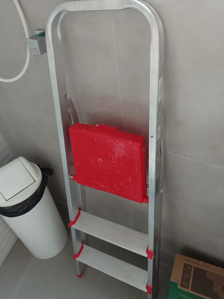 foto de Escada De Alumínio Dobrável Compacta com 3 Degraus - Botafogo - Leve e Resistente