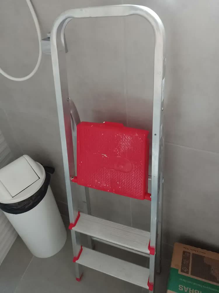 foto de Escada De Alumínio Dobrável Compacta com 3 Degraus - Botafogo - Leve e Resistente