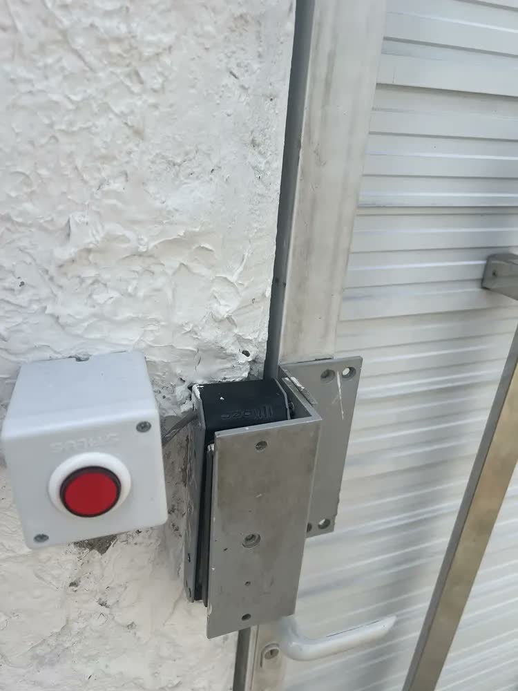foto de Fechadura Magnética Eletroímã Ipec M150 para Portas de Correr 12VDC 150kgf