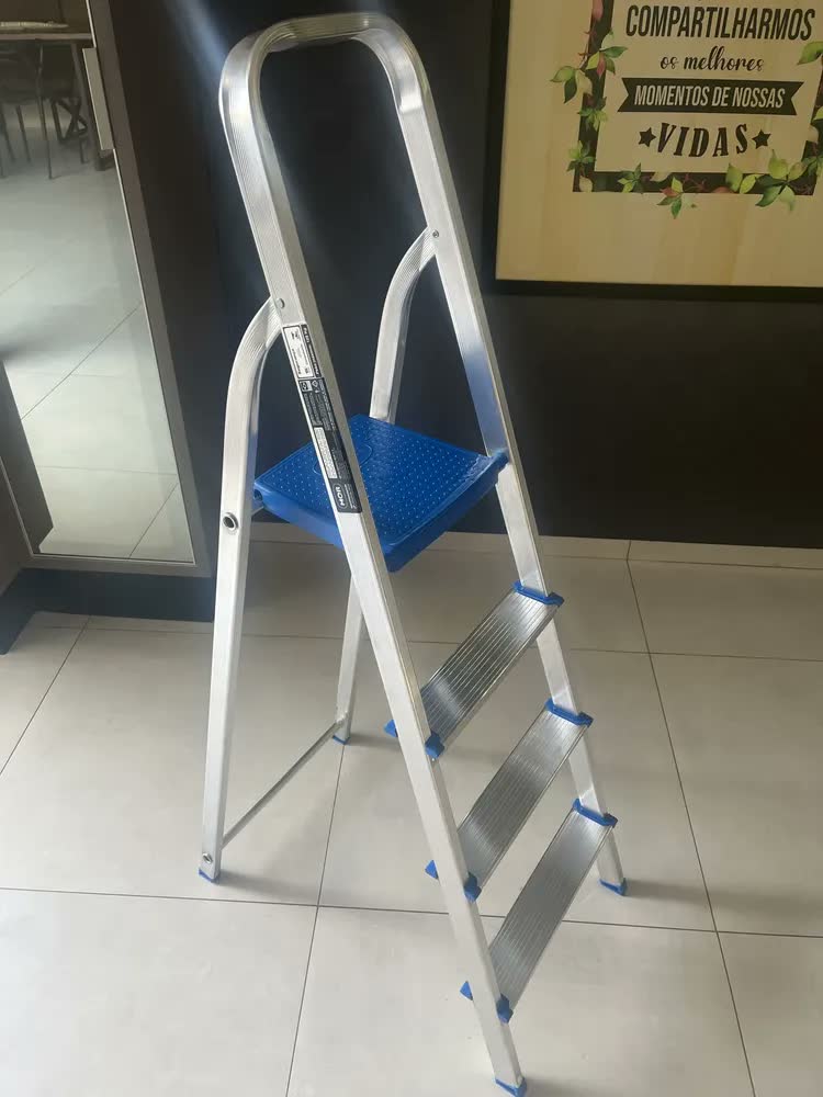 foto de Escada Dobrável Alumínio 4 Degraus Doméstica Capacidade