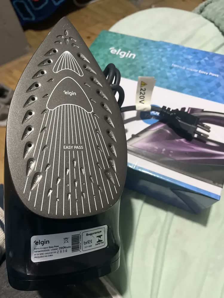 foto de Ferro de Passar Easy Pass - Vapor Spray Proteção Contra Superaquecimento 1.700W