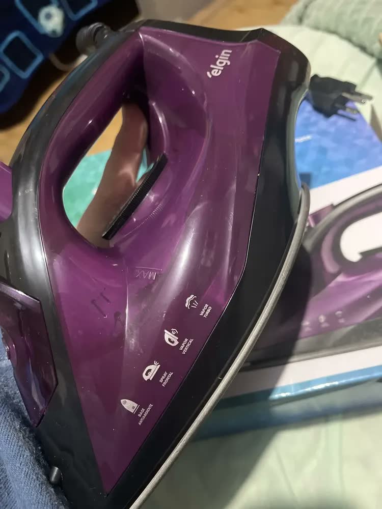 foto de Ferro de Passar Easy Pass - Vapor Spray Proteção Contra Superaquecimento 1.700W