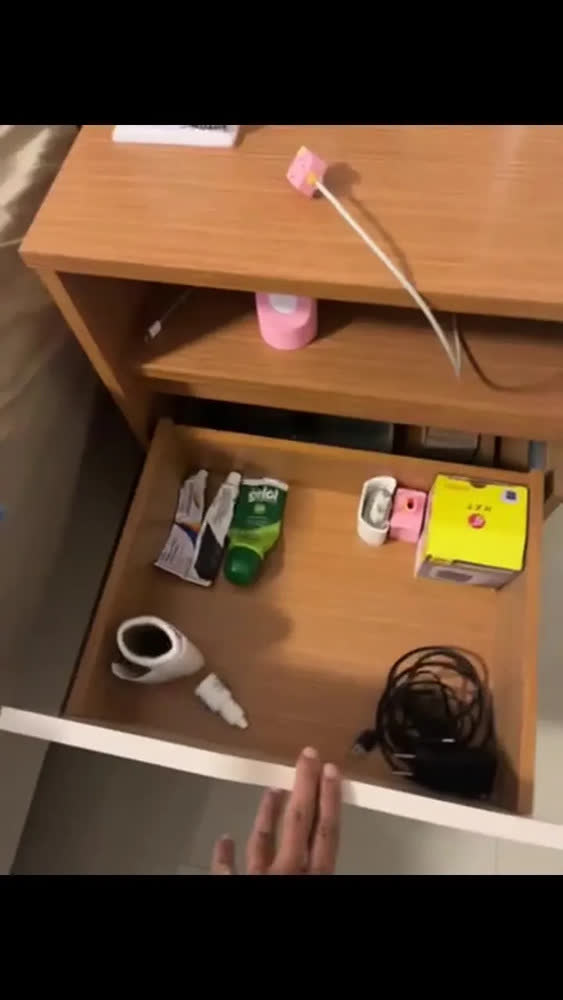 foto de Mesa de Cabeceira Sole para Quarto, com 2 Gavetas e Puxador Cava, em Cinamomo e Off White