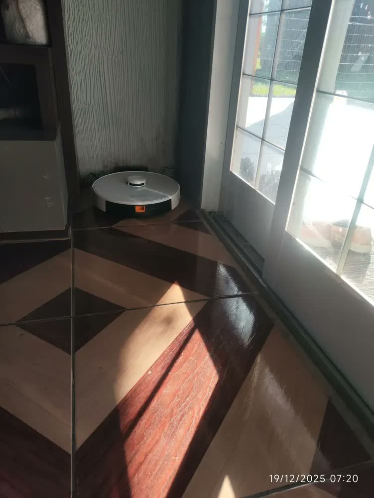 foto de Robô Aspirador Kabum Smart 700 Branco Com Mop Wi-fi Compatível Alexa L Reversa