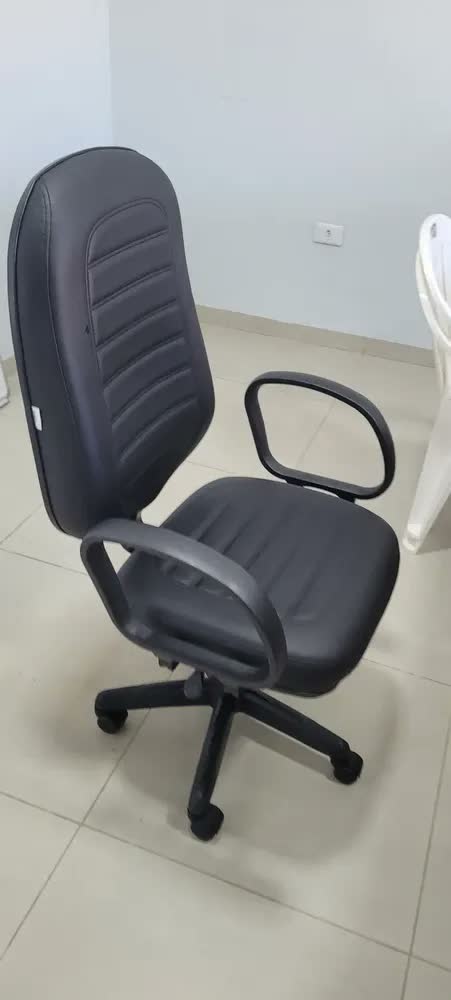 foto de Cadeira Presidente Belluno Giratória Para Escritório Preta Couro Sintético Com Braço Regulagem Altura