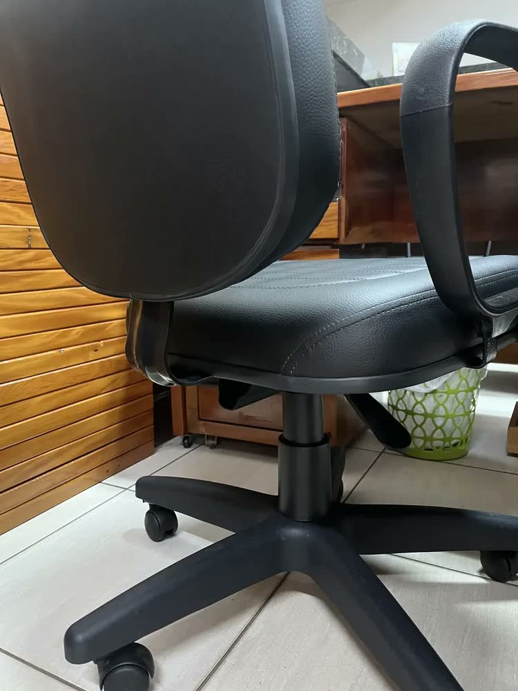 foto de Cadeira Presidente Belluno Giratória Para Escritório Preta Couro Sintético Com Braço Regulagem Altura